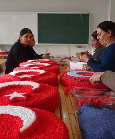 hozatta-16-kadin-yapay-ciceklerle-ozgun-turk-bayragi-tasarliyor-MPPsNELG.jpg