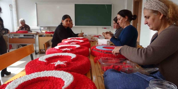 Hozat’ta 16 Kadın, Yapay Çiçeklerle Özgün Türk Bayrağı Tasarlıyor