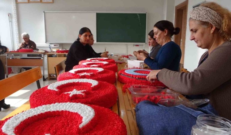 hozatta-16-kadin-yapay-ciceklerle-ozgun-turk-bayragi-tasarliyor-MPPsNELG.jpg