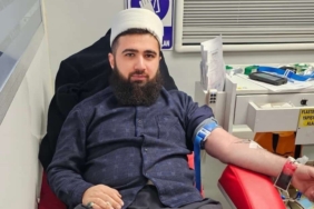imam-ve-cemaati-birlikte-kan-bagisi-yapmanin-onemi-U66QaaBg.jpg