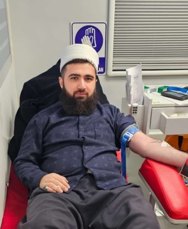 imam-ve-cemaati-birlikte-kan-bagisi-yapmanin-onemi-U66QaaBg.jpg