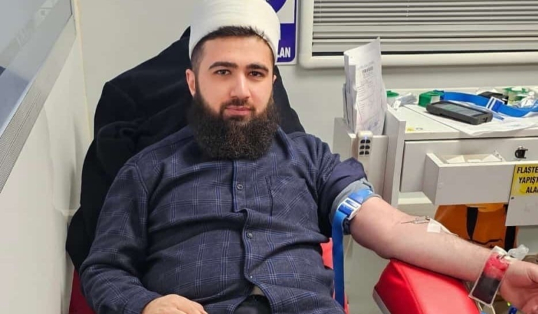 imam-ve-cemaati-birlikte-kan-bagisi-yapmanin-onemi-U66QaaBg.jpg