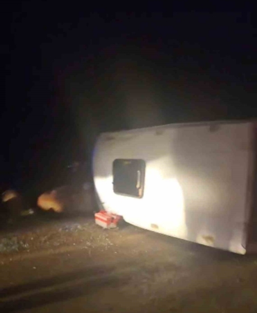 insaat-iscilerini-tasiyan-minibus-devrildi-16-yaraliya-dikkat-UsNSt8gi.jpg