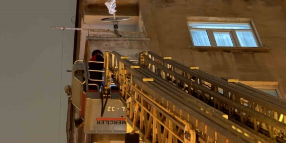 İtfaiye Ekibi Merdivenle Eve Girdi, Uyuyan Çocuk Kurtarıldı