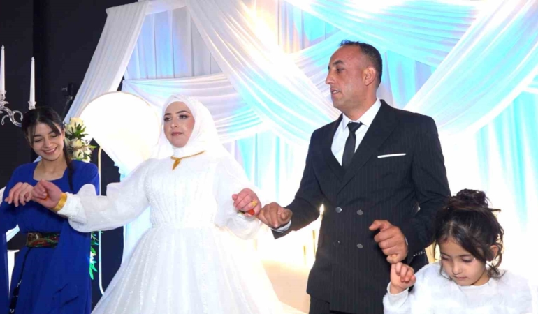 kacarak-evlendiler-14-yil-sonra-hayallerindeki-dugunle-mutluluga-ulastilar-Xxt1ccCU.jpg