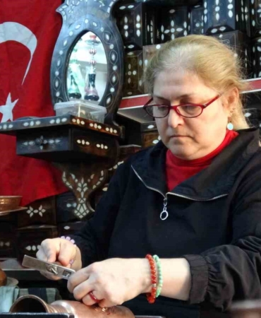 kadin-bakir-ustasi-erkeklere-tas-cikartan-zanaat-pHWMdaQ6.jpg
