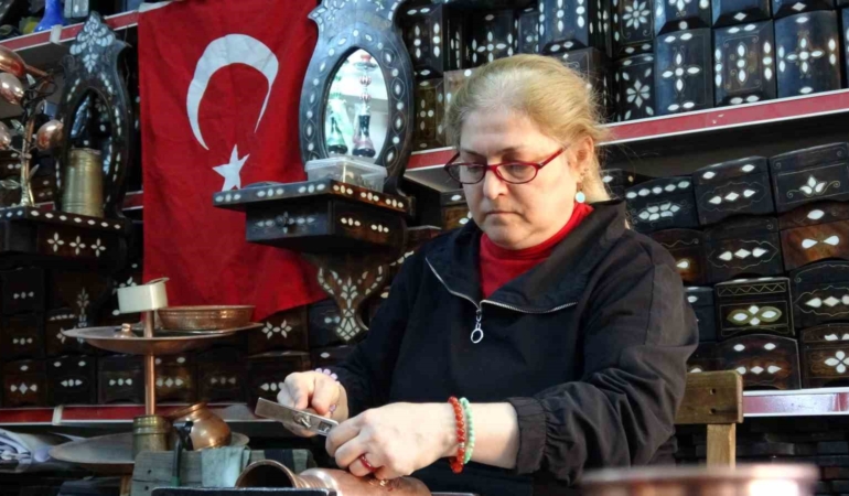 kadin-bakir-ustasi-erkeklere-tas-cikartan-zanaat-pHWMdaQ6.jpg