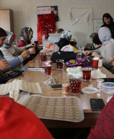 kadinlarin-zarif-el-emegi-tel-kirma-sal-ve-cantalara-yogun-ilgi-J2LtJ1uh.jpg