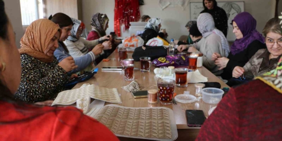 Kadınların Zarif El Emeği: Tel Kırma Şal ve Çantalara Yoğun İlgi