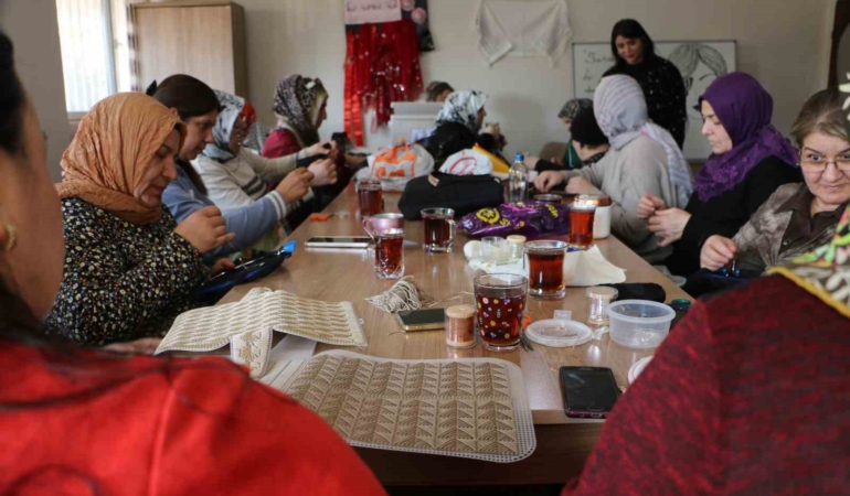 kadinlarin-zarif-el-emegi-tel-kirma-sal-ve-cantalara-yogun-ilgi-J2LtJ1uh.jpg