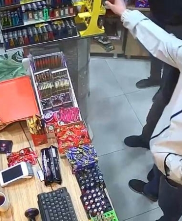 kamera-kayitlarinda-cakmak-hirsizligi-ani-KQLMhlRI.jpg