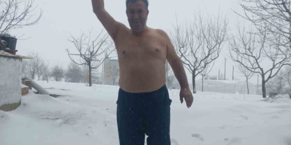 Karın Tadını Çıkaran Üstsüz Dışarı Çıkan Kadın