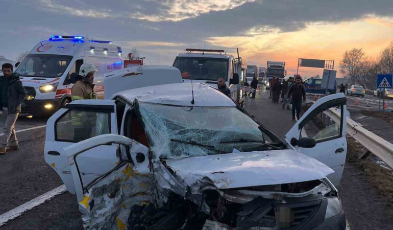 karsta-feci-trafik-kazasi-3-kisi-yaralandi-zCJTT77O.jpg