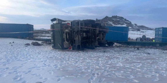 Kars’ta Yük Treni Kamyonla Çarpıştı: 1 Kişi Hayatını Kaybetti