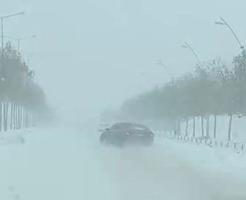 Kaygan Yolda Kaza Tehlikesi Neredeyse Görüldü