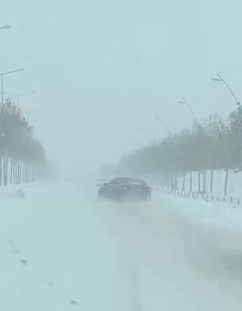 kaygan-yolda-kaza-tehlikesi-neredeyse-goruldu-VFeAYlc4.jpg