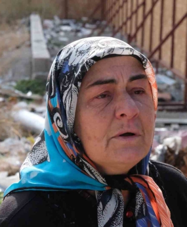 kayiplarinin-ardinda-sonmeyen-aci-depremde-ailesini-yitiren-yasli-kadin-qIVhmAc6.jpg