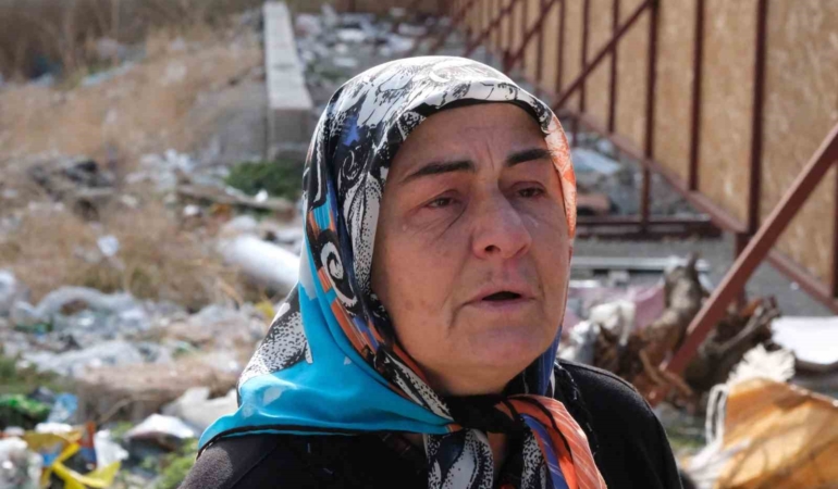 kayiplarinin-ardinda-sonmeyen-aci-depremde-ailesini-yitiren-yasli-kadin-qIVhmAc6.jpg