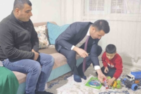kaymakam-ozdemir-miniklere-sevgiyle-oyuncak-dagitti-KRUeuJAw.jpg