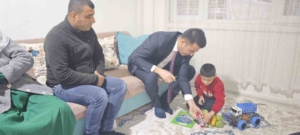 kaymakam-ozdemir-miniklere-sevgiyle-oyuncak-dagitti-KRUeuJAw.jpg