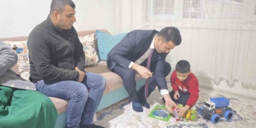 kaymakam-ozdemir-miniklere-sevgiyle-oyuncak-dagitti-KRUeuJAw.jpg