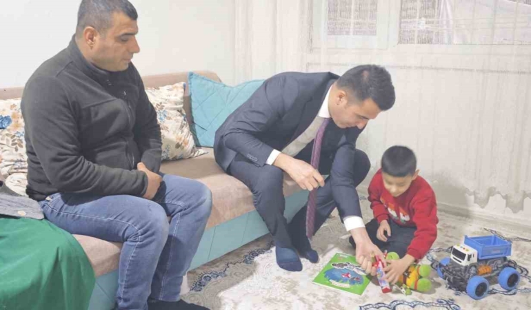kaymakam-ozdemir-miniklere-sevgiyle-oyuncak-dagitti-KRUeuJAw.jpg