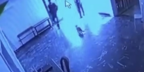 Kediye Tekme Atan Anlar Kamerada Yakalındı!