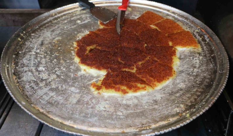 lubnan-kunefesi-turistlerin-favorisi-olmaya-devam-ediyor-2ZkfkOKZ.jpg