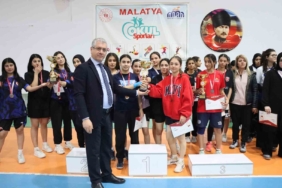 malatyada-badminton-ve-futsal-il-sampiyonlari-odullerini-aldi-75jmZvWd.jpg