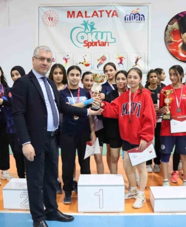malatyada-badminton-ve-futsal-il-sampiyonlari-odullerini-aldi-75jmZvWd.jpg