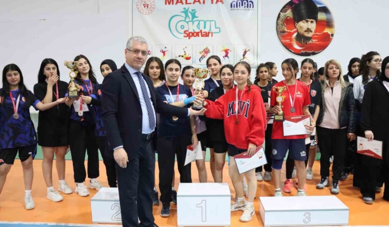 malatyada-badminton-ve-futsal-il-sampiyonlari-odullerini-aldi-75jmZvWd.jpg