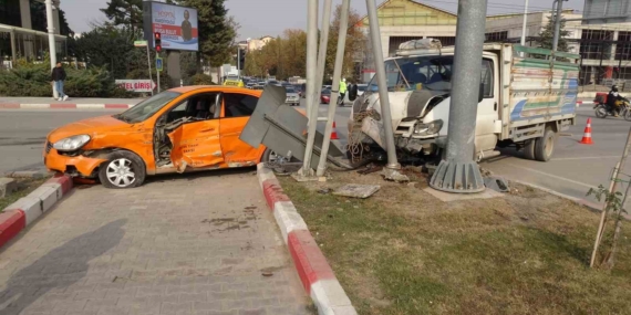 Malatya’da Kamyonet ve Ticari Taksi Çarpıştı: İki Yaralı!