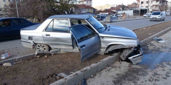 Malatya’da Temizlik Aracıyla Çarpışan Araç Refüje Çıktı