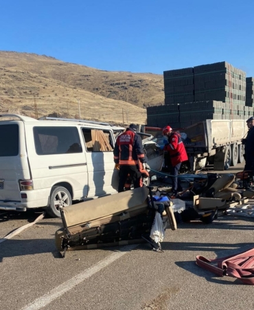 malatyada-tir-ve-minibus-carpisti-3-hayatini-kaybetti-lrHFcQFv.jpg