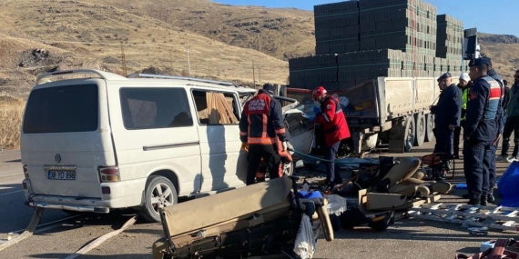 Malatya’da Tır ve Minibüs Çarpıştı: 3 Hayatını Kaybetti