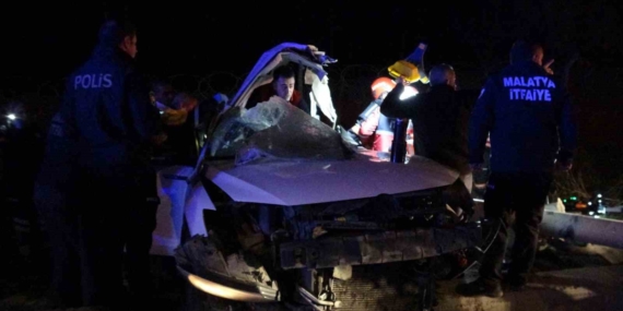 Malatya’da Trambüs Direğine Çarpan Araç Kağıt Gibi Dağıldı: 1 Ağır, 2 Yaralı