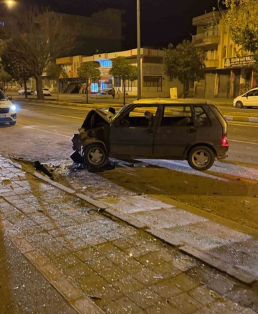 mardinde-park-halindeki-araca-carpan-otomobil-surucusu-yaralandi-olayin-detaylari-8z8Ah5vx.jpg