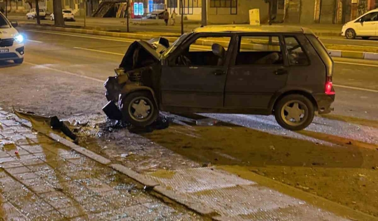 mardinde-park-halindeki-araca-carpan-otomobil-surucusu-yaralandi-olayin-detaylari-8z8Ah5vx.jpg