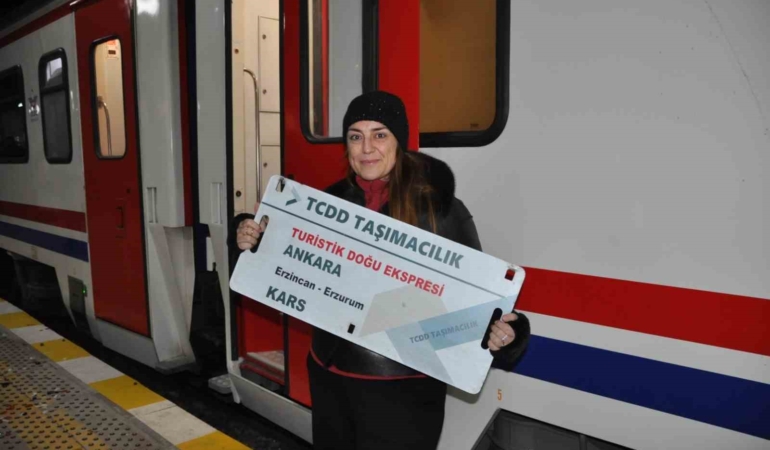 masalsi-yolculugun-zirvesi-dogu-ekspresi-karsta-buyuleyici-bir-karsilasma-JqvWaUrf.jpg