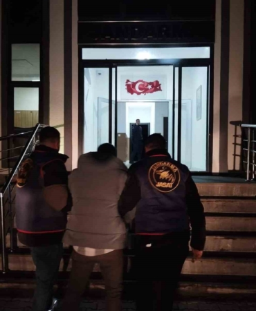 musta-8-yil-9-ay-kesinlesmis-hapis-cezasi-bulunan-firari-jandarma-yakalandi-qFl9gi2j.jpg