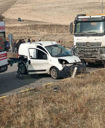 musta-iki-feci-trafik-kazasi-2-kisi-hayatini-kaybetti-4-yarali-egUKhQCQ.jpg
