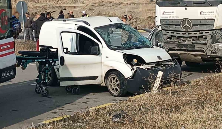 musta-iki-feci-trafik-kazasi-2-kisi-hayatini-kaybetti-4-yarali-egUKhQCQ.jpg