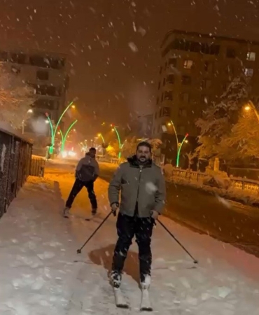 musta-kar-eglencesi-istasyon-caddesinde-kayak-keyfine-donusuyor-D3Kcuahv.jpg