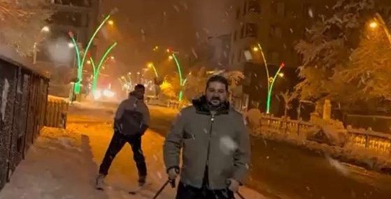 Muş’ta Kar Eğlencesi: İstasyon Caddesi’nde Kayak Keyfine Dönüşüyor!