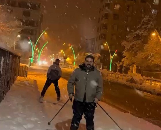 musta-kar-eglencesi-istasyon-caddesinde-kayak-keyfine-donusuyor-D3Kcuahv.jpg