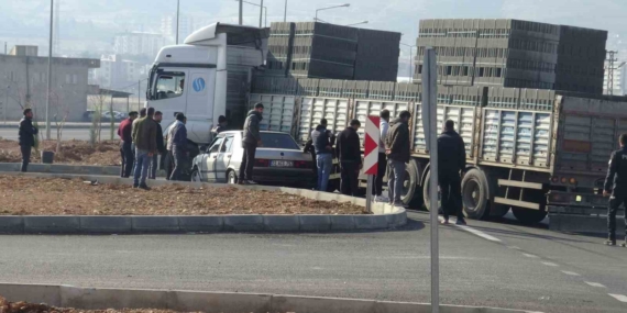 Otomobil Tır Dorsesinin Altında Kaldı: Sürücü Burnunu Bile Kanatmadı