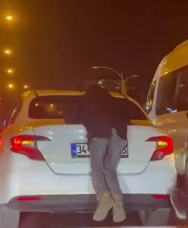 otomobile-tutunarak-hayati-tehlikeye-atti-trajik-anlar-Fi2bBZCv.jpg