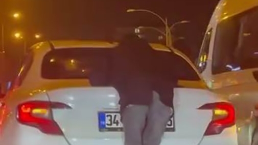 Otomobile Tutunarak Hayati Tehlikeye Attı: Trajik Anlar