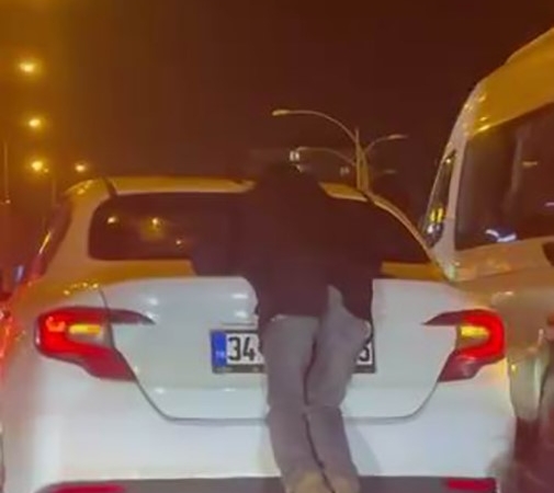 otomobile-tutunarak-hayati-tehlikeye-atti-trajik-anlar-Fi2bBZCv.jpg