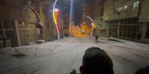 Pervari’de Vatandaşlar Kar Yağışının Tadını Çıkarıyor!